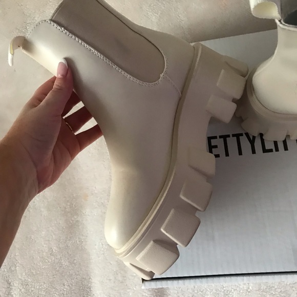 PrettyLittleThing Chunky Sold Boots Size 6 (Sold Out) - Picture 3 of 5